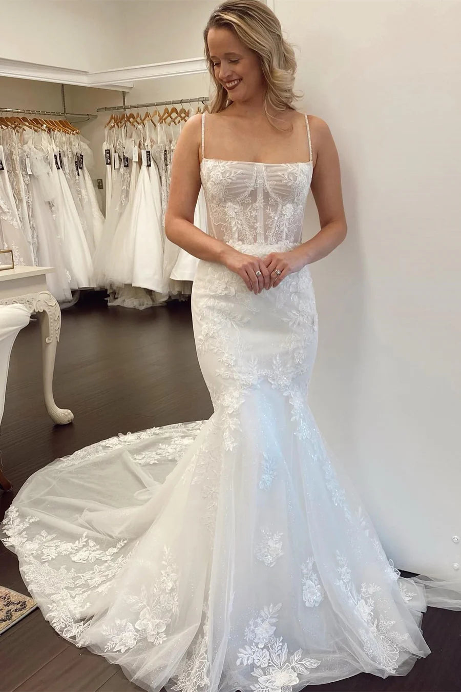 Robe de mariée longue trompette en dentelle à col carré et appliques